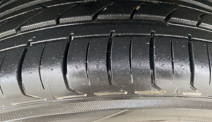 2015 Fiat Linea EMOTION 1.4 L T JET, Petrol, Manual, 52,130 km, Left Front Tyre Tread