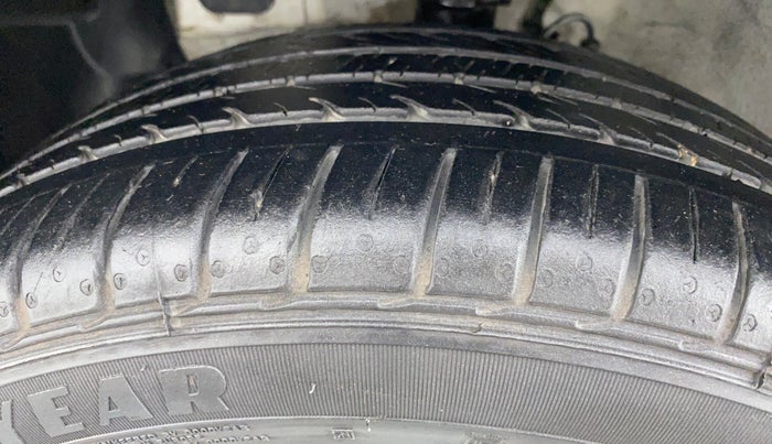 2015 Hyundai Elite i20 SPORTZ (O) 1.4, Diesel, Manual, 48,412 km, Left Front Tyre Tread