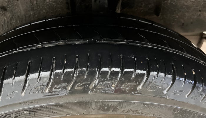 2020 Renault TRIBER RXZ, Petrol, Manual, 32,344 km, Left Rear Tyre Tread