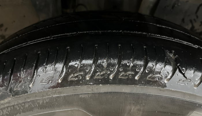 2020 Renault TRIBER RXZ, Petrol, Manual, 32,344 km, Right Front Tyre Tread