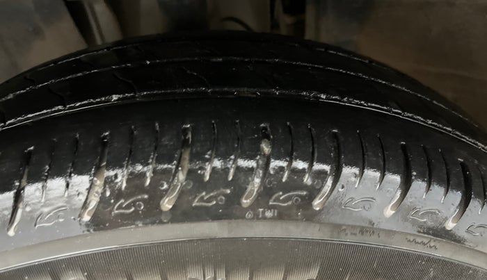 2020 Renault TRIBER RXZ, Petrol, Manual, 32,344 km, Left Front Tyre Tread