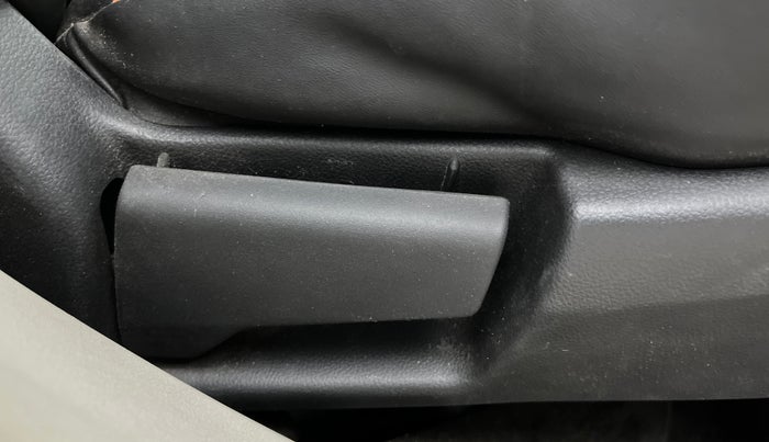 2020 Renault TRIBER RXZ, Petrol, Manual, 32,344 km, Driver Side Adjustment Panel