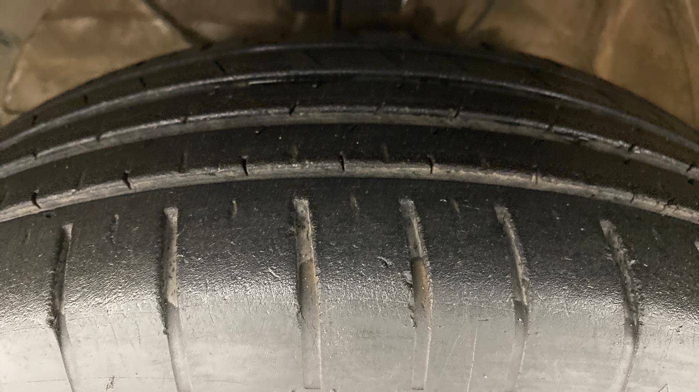 2018 Maruti Swift ZXI, Petrol, Manual, 29,767 km, Left Front Tyre Tread