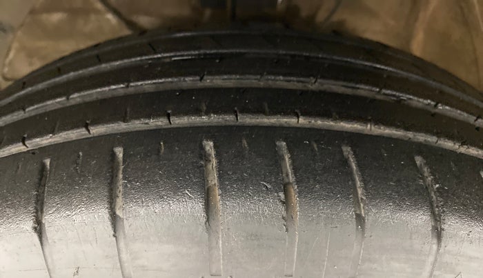 2018 Maruti Swift ZXI, Petrol, Manual, 29,767 km, Left Front Tyre Tread