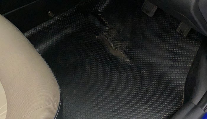 2014 Hyundai Xcent S 1.2, Petrol, Manual, 71,223 km, Flooring - Carpet is minor damage