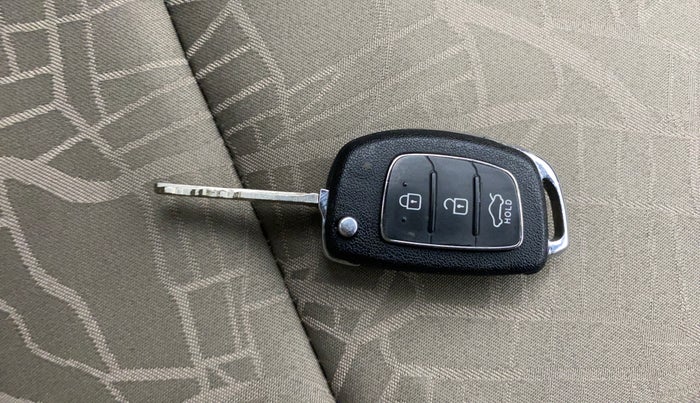 2014 Hyundai Xcent S 1.2, Petrol, Manual, 71,223 km, Lock system - Remote key minor damage