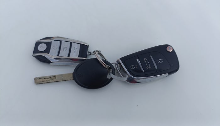 2022 Tata PUNCH PURE MT, Petrol, Manual, 25,231 km, Key Close Up