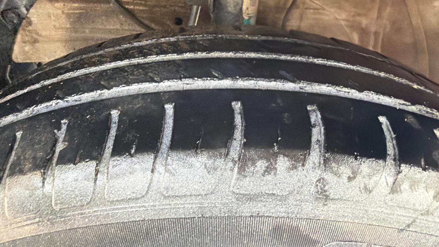 2019 Maruti Swift LXI, CNG, Manual, 58,358 km, Left Front Tyre Tread