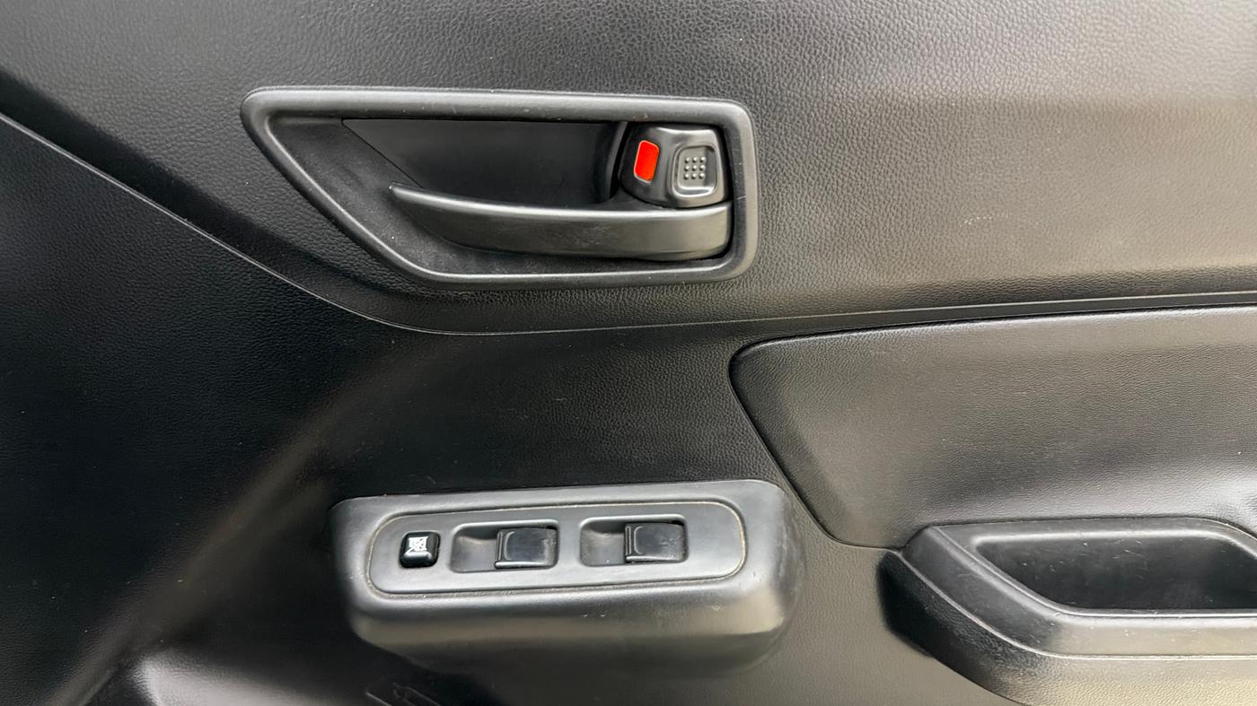 2019 Maruti Swift LXI, CNG, Manual, 58,358 km, Driver Side Door Panels Control