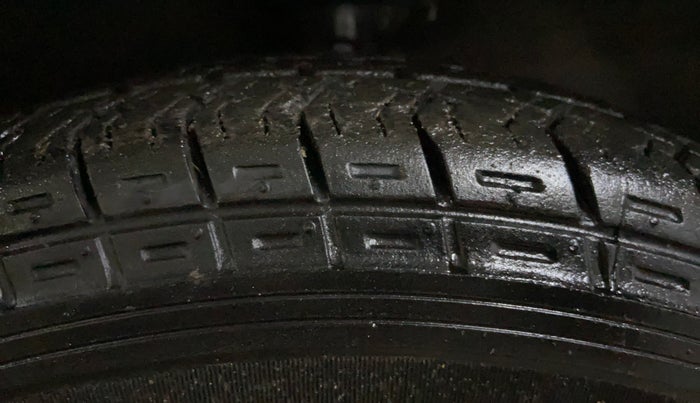 2017 Maruti Eeco 5 STR WITH A/C+HTR, CNG, Manual, 37,708 km, Right Front Tyre Tread