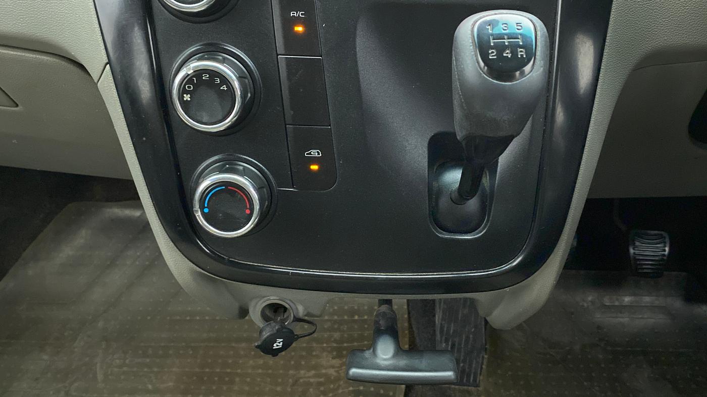 2017 Mahindra Kuv100 K4 6 STR, Petrol, Manual, 50,063 km, Gear Lever
