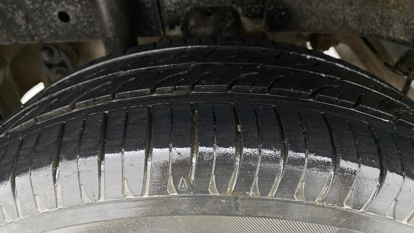 2017 Mahindra Kuv100 K4 6 STR, Petrol, Manual, 50,063 km, Right Rear Tyre Tread