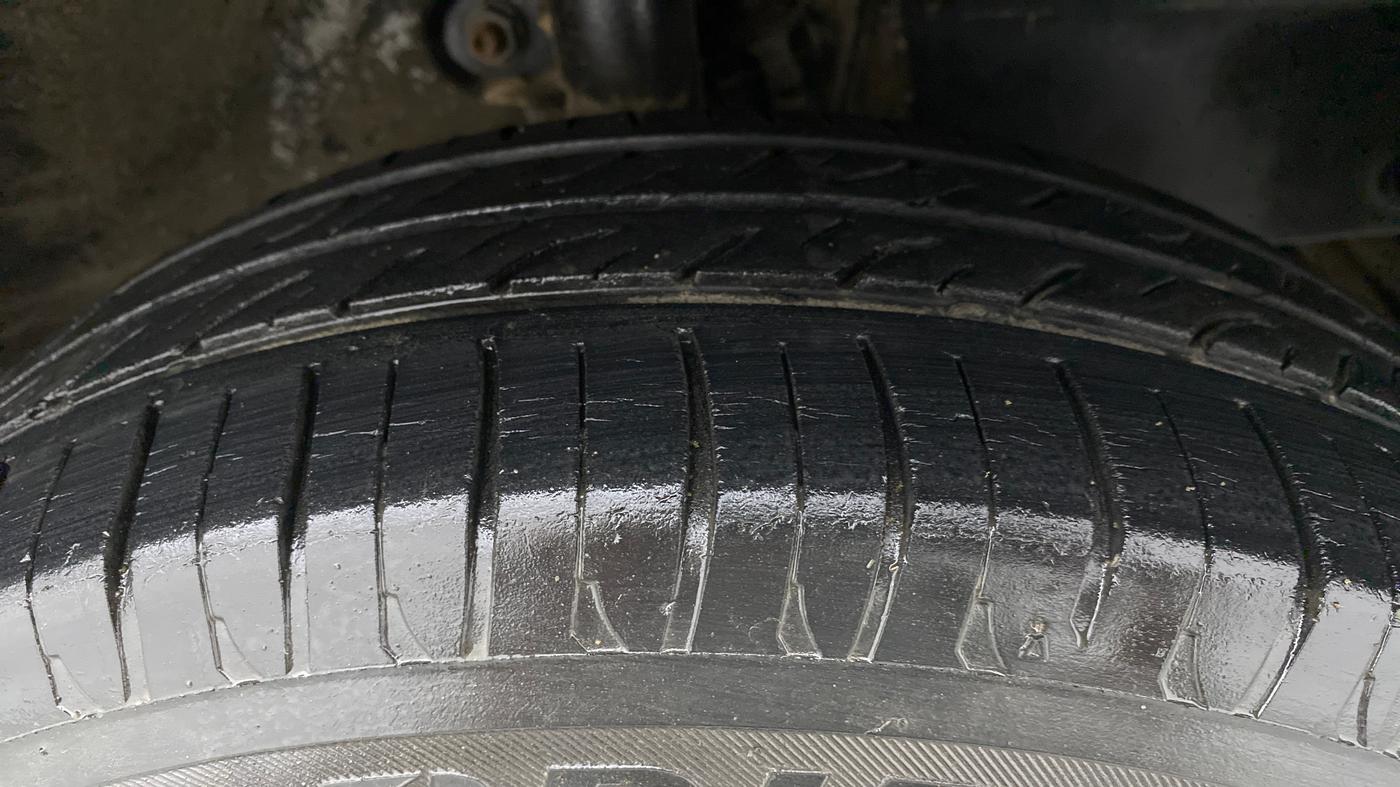 2017 Mahindra Kuv100 K4 6 STR, Petrol, Manual, 50,063 km, Right Front Tyre Tread
