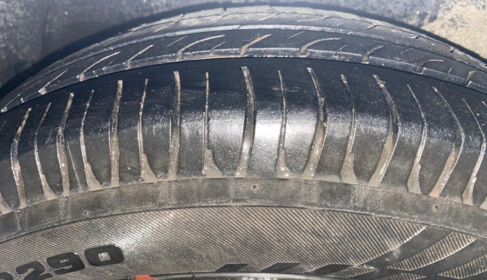2015 Hyundai Xcent S 1.2, Petrol, Manual, 1,00,905 km, Right Rear Tyre Tread