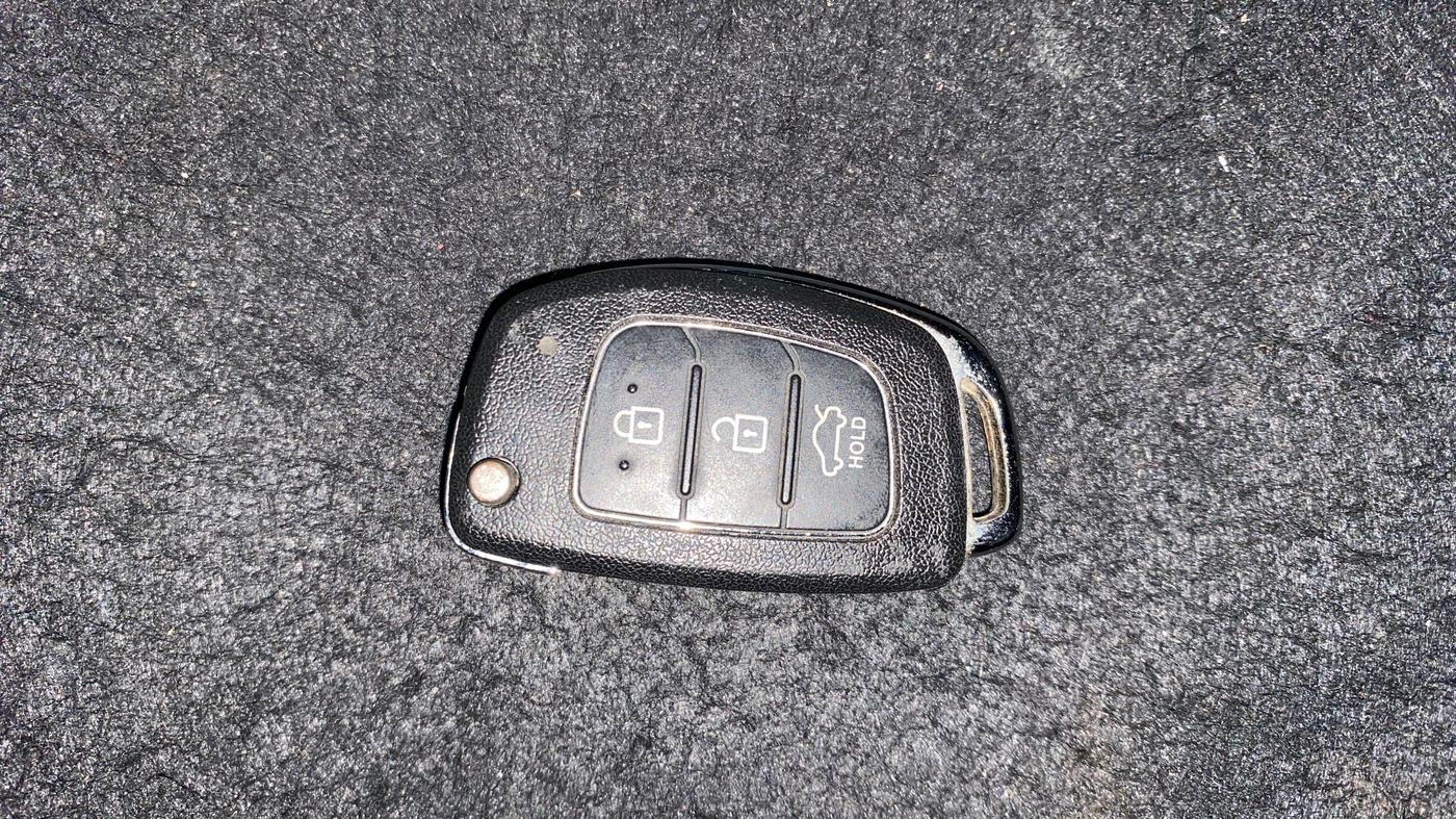 2015 Hyundai Xcent S 1.2, Petrol, Manual, 1,00,913 km, Key Close Up