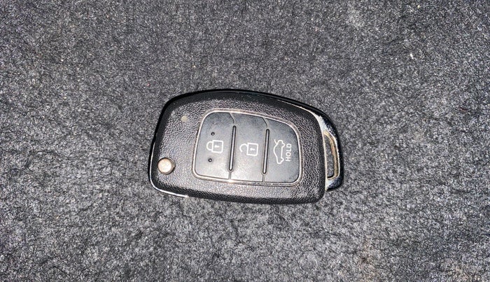 2015 Hyundai Xcent S 1.2, Petrol, Manual, 1,00,905 km, Key Close Up