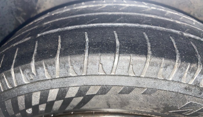 2015 Hyundai Xcent S 1.2, Petrol, Manual, 1,00,905 km, Left Front Tyre Tread