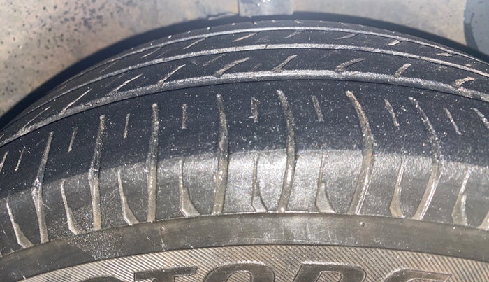 2015 Hyundai Xcent S 1.2, Petrol, Manual, 1,00,905 km, Right Front Tyre Tread
