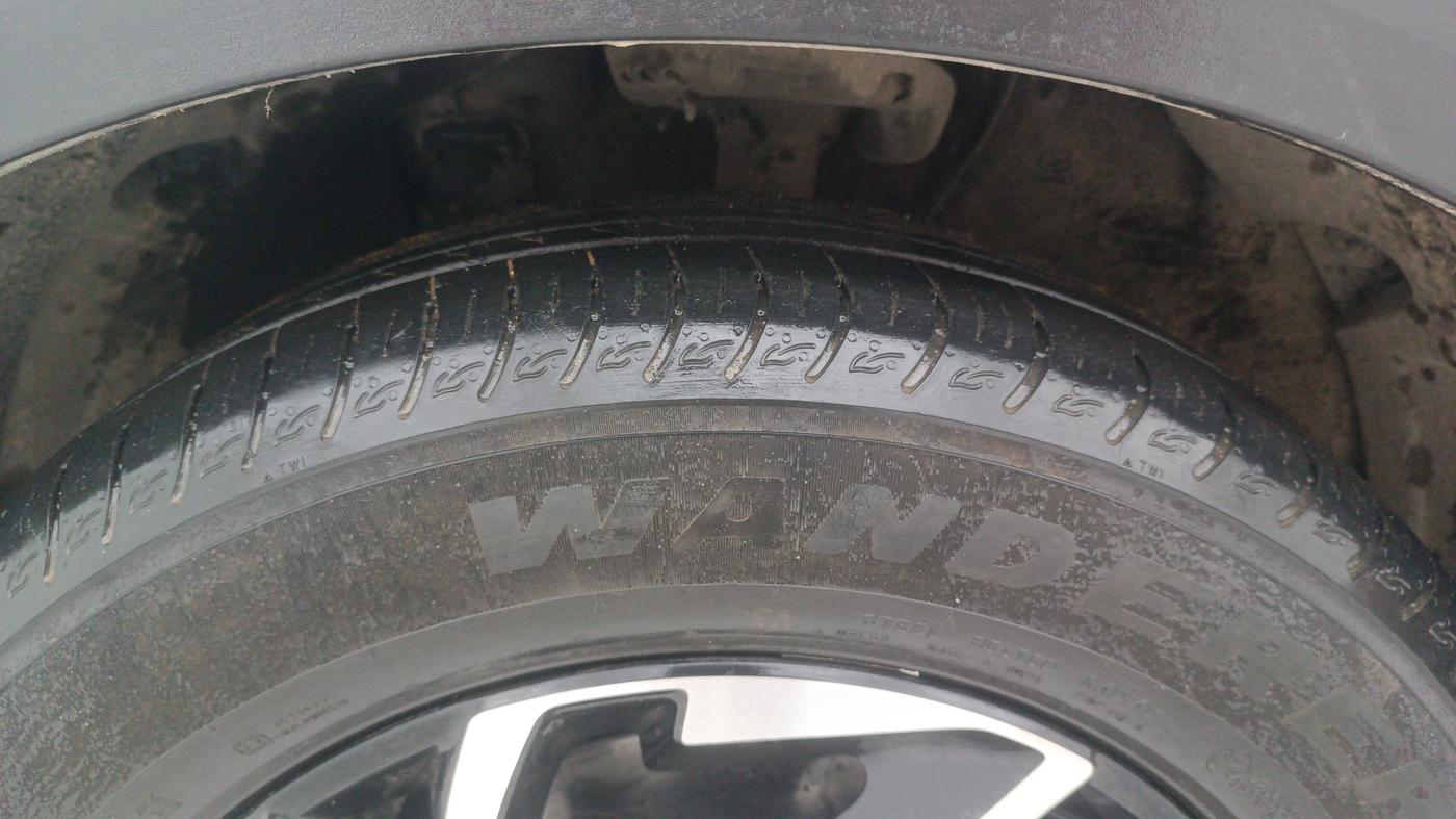 2023 KIA CARENS PRESTIGE PLUS 1.5 PETROL DCT 7 STR, Petrol, Automatic, 15,577 km, Left Front Tyre Tread