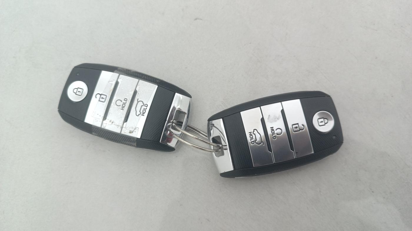 2023 KIA CARENS PRESTIGE PLUS 1.5 PETROL DCT 7 STR, Petrol, Automatic, 15,577 km, Key Close Up