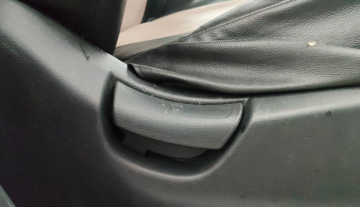 2017 Hyundai Creta E PLUS 1.6 PETROL, Petrol, Manual, 71,279 km, Driver Side Adjustment Panel