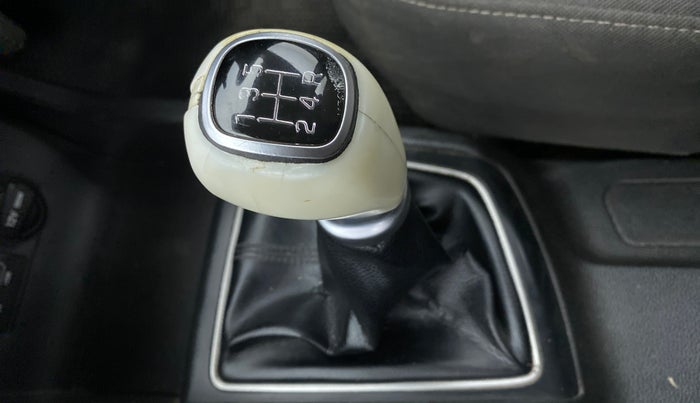 2015 Hyundai Elite i20 ASTA 1.2, Petrol, Manual, 65,092 km, Gear lever - Knob cover torn