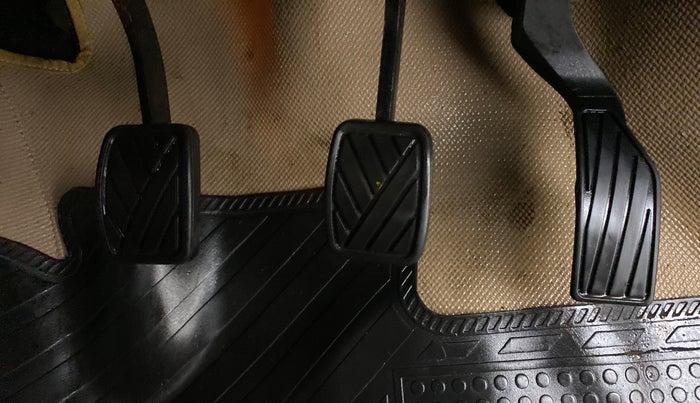 2018 Maruti Ertiga VDI SHVS LIMITED EDITION, Diesel, Manual, 24,998 km, Pedals