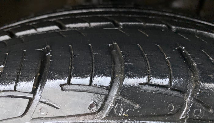 2018 Maruti Ertiga VDI SHVS LIMITED EDITION, Diesel, Manual, 24,998 km, Right Front Tyre Tread