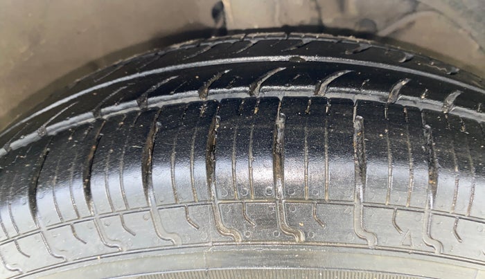 2018 Maruti Dzire VDI, Diesel, Manual, 43,220 km, Right Front Tyre Tread