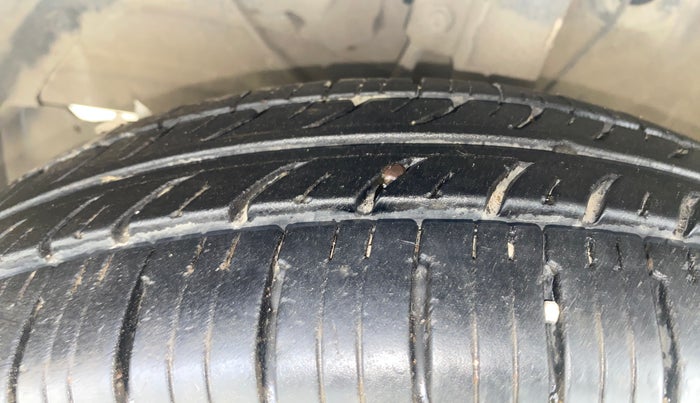 2018 Maruti Dzire VDI, Diesel, Manual, 43,220 km, Left Front Tyre Tread