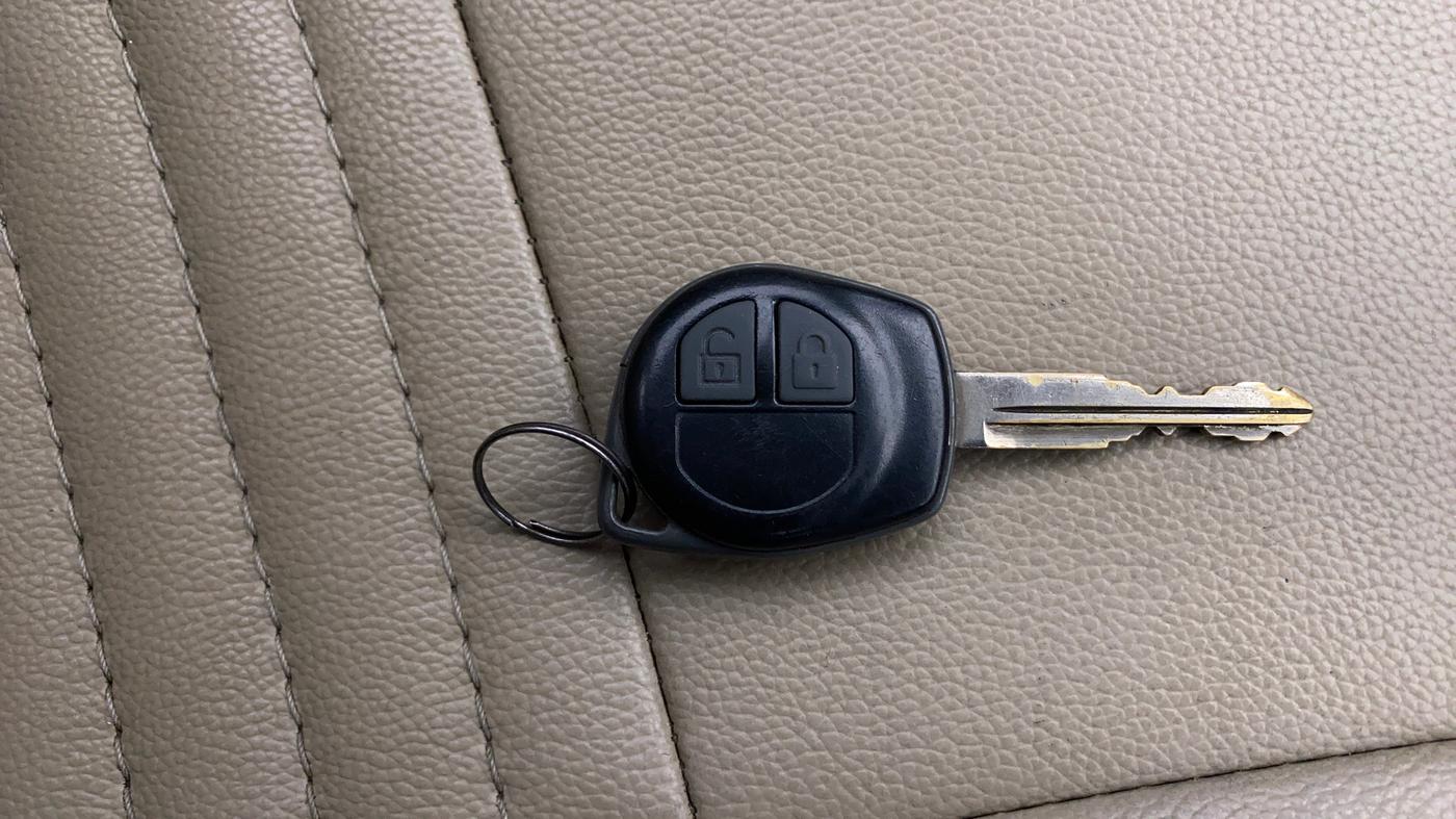 2016 Maruti Swift Dzire VXI, Petrol, Manual, 35,443 km, Key Close Up