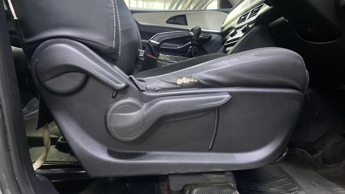 2022 Mahindra XUV700 AX 5 P MT 7 STR, Petrol, Manual, 66,407 km, Driver Side Adjustment Panel