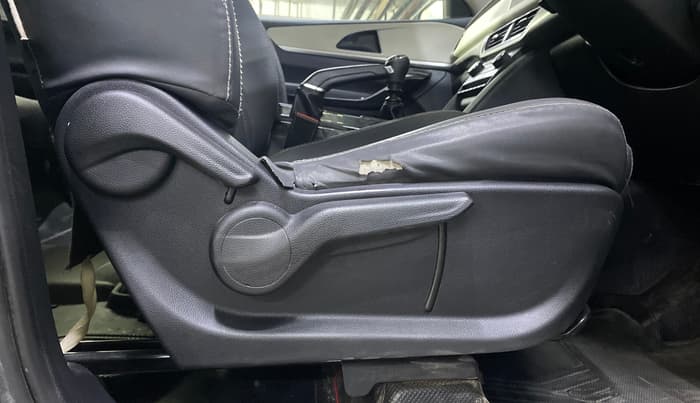 2022 Mahindra XUV700 AX 5 P MT 7 STR, Petrol, Manual, 66,407 km, Driver Side Adjustment Panel