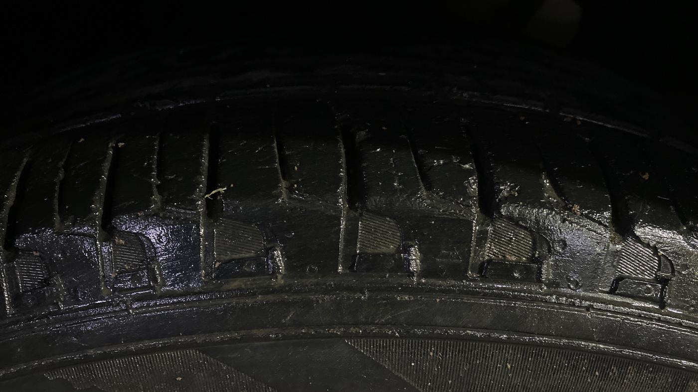 2022 Mahindra XUV700 AX 5 P MT 7 STR, Petrol, Manual, 66,407 km, Left Front Tyre Tread