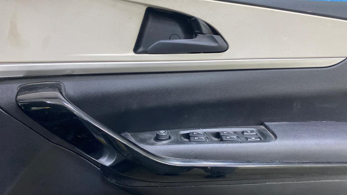 2022 Mahindra XUV700 AX 5 P MT 7 STR, Petrol, Manual, 66,407 km, Driver Side Door Panels Control