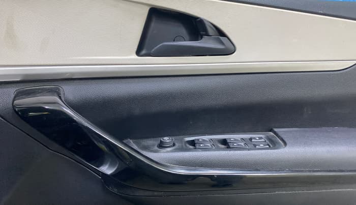 2022 Mahindra XUV700 AX 5 P MT 7 STR, Petrol, Manual, 66,407 km, Driver Side Door Panels Control