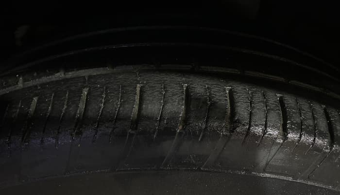 2022 Mahindra XUV700 AX 5 P MT 7 STR, Petrol, Manual, 66,407 km, Left Rear Tyre Tread
