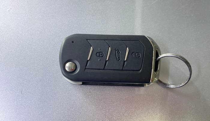 2022 Mahindra XUV700 AX 5 P MT 7 STR, Petrol, Manual, 66,407 km, Key Close Up