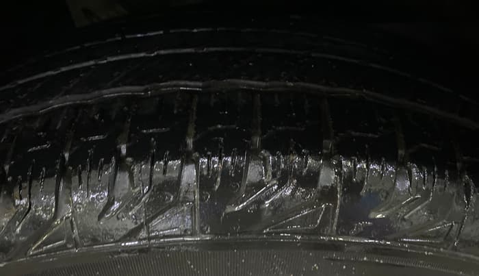 2022 Mahindra XUV700 AX 5 P MT 7 STR, Petrol, Manual, 66,407 km, Right Front Tyre Tread