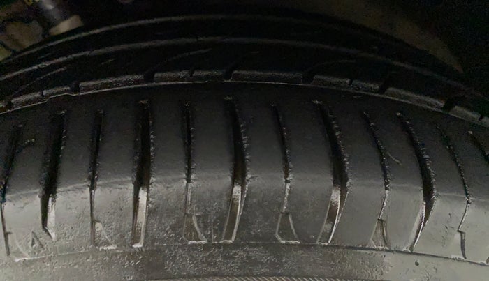2013 Volkswagen Vento COMFORTLINE MT PETROL, Petrol, Manual, 50,898 km, Left Front Tyre Tread