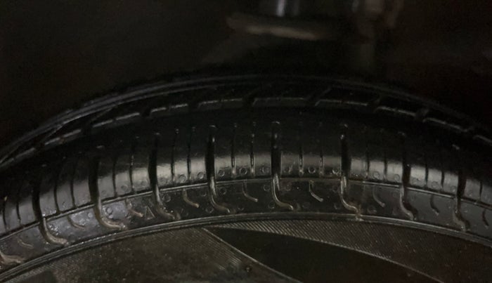2014 Maruti Alto 800 LXI, Petrol, Manual, 47,303 km, Left Front Tyre Tread