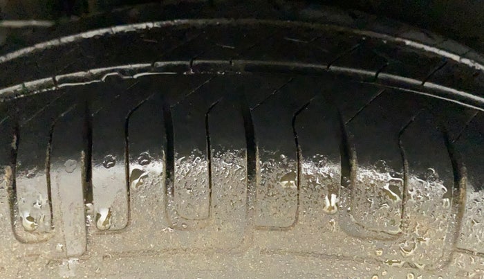 2015 Maruti Swift LXI, Petrol, Manual, 66,439 km, Right Rear Tyre Tread