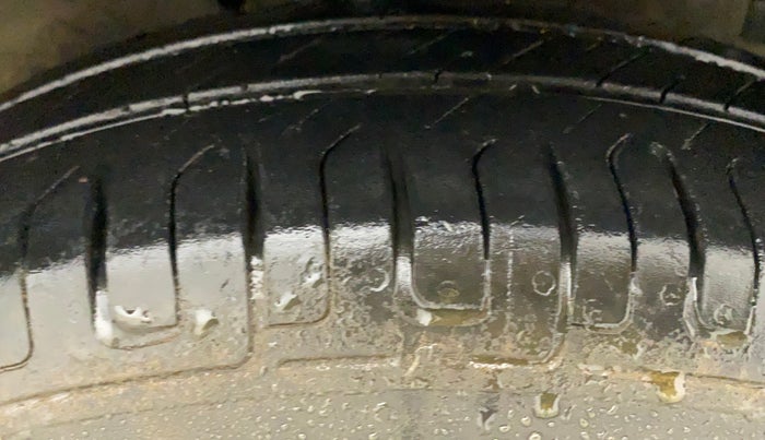 2015 Maruti Swift LXI, Petrol, Manual, 66,439 km, Right Front Tyre Tread
