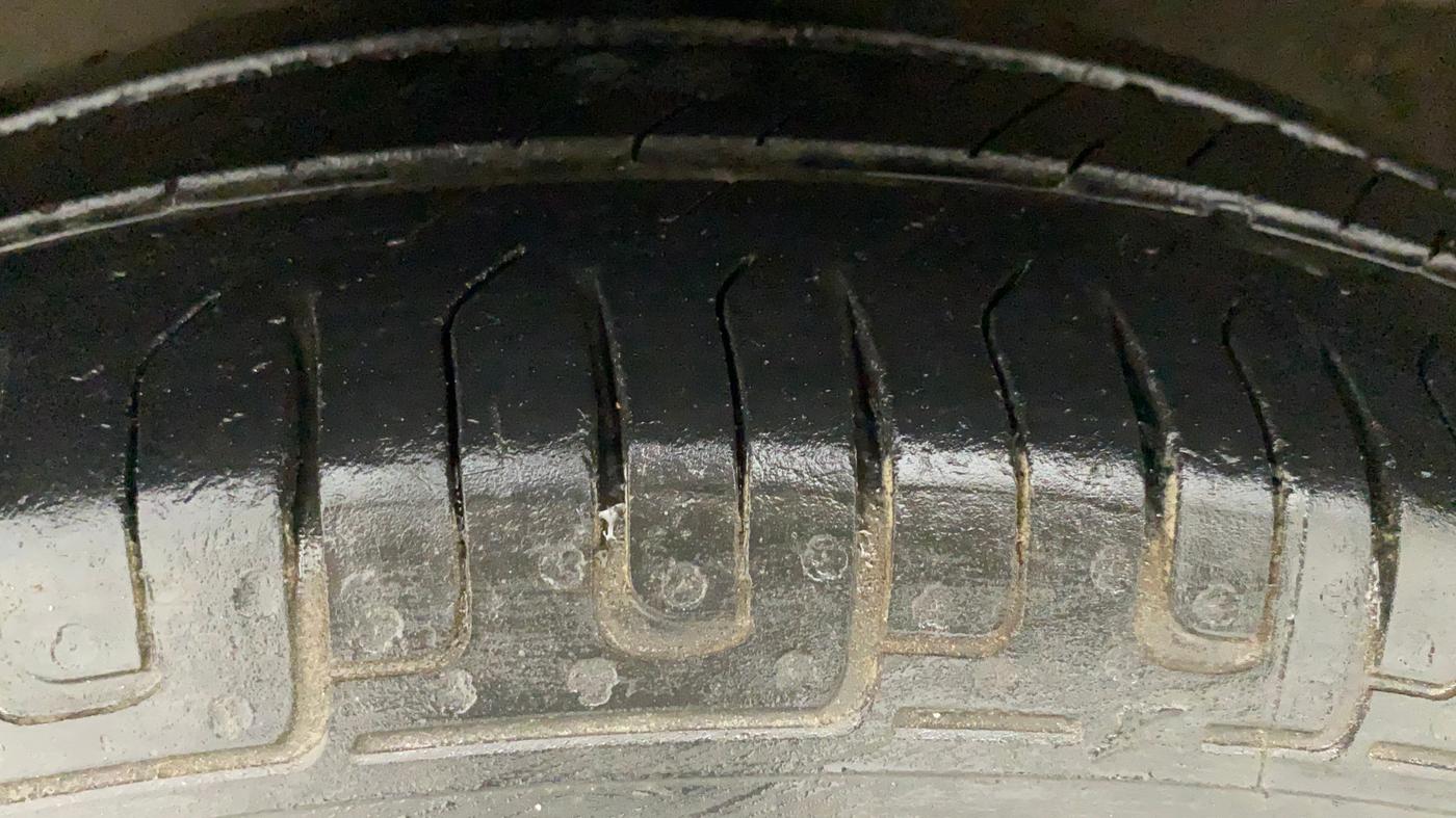 2015 Maruti Swift LXI, Petrol, Manual, 66,439 km, Left Rear Tyre Tread