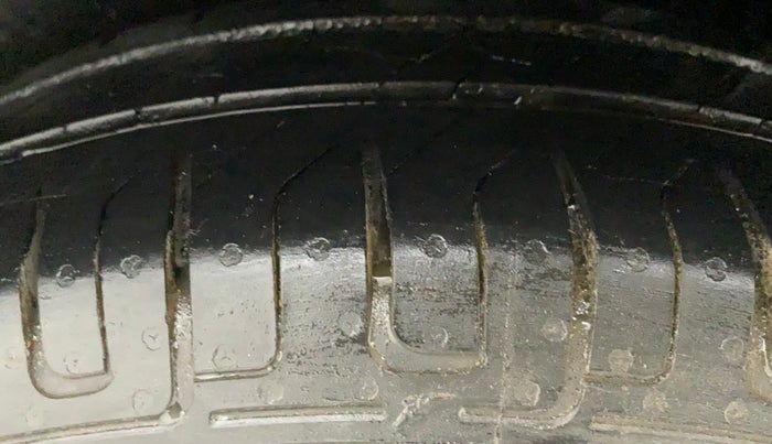 2015 Maruti Swift LXI, Petrol, Manual, 66,439 km, Left Front Tyre Tread