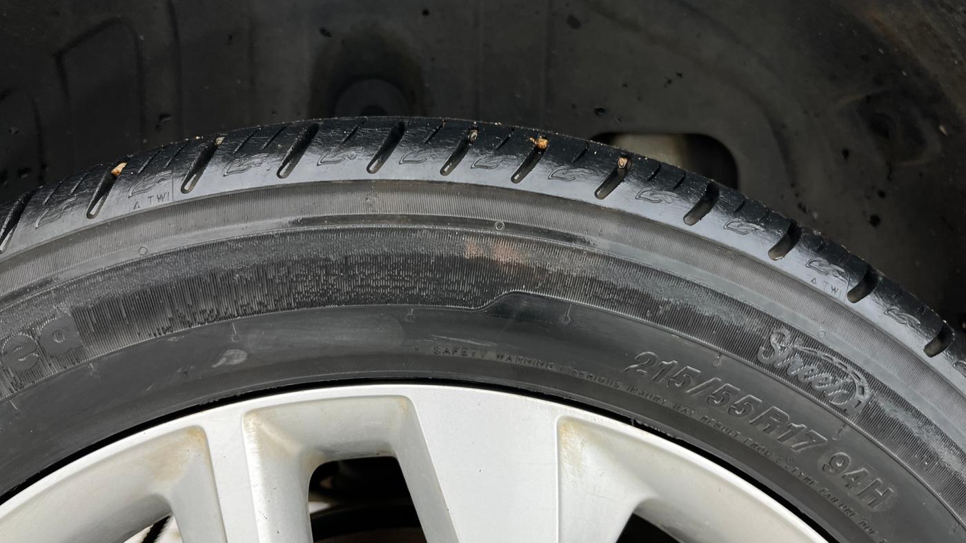 2021 Mahindra XUV300 W8 1.2 PETROL, Petrol, Manual, 44,374 km, Right Rear Tyre Tread