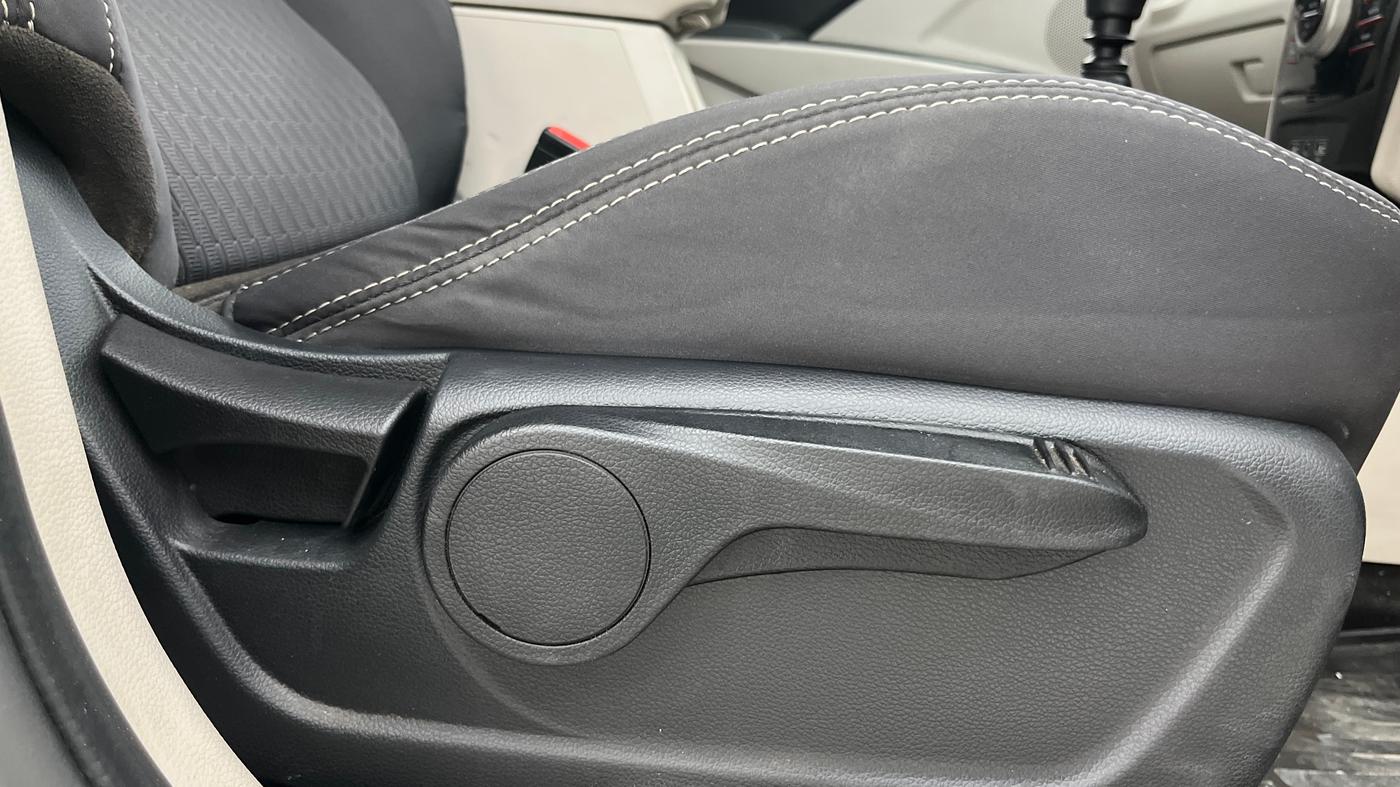 2021 Mahindra XUV300 W8 1.2 PETROL, Petrol, Manual, 44,374 km, Driver Side Adjustment Panel