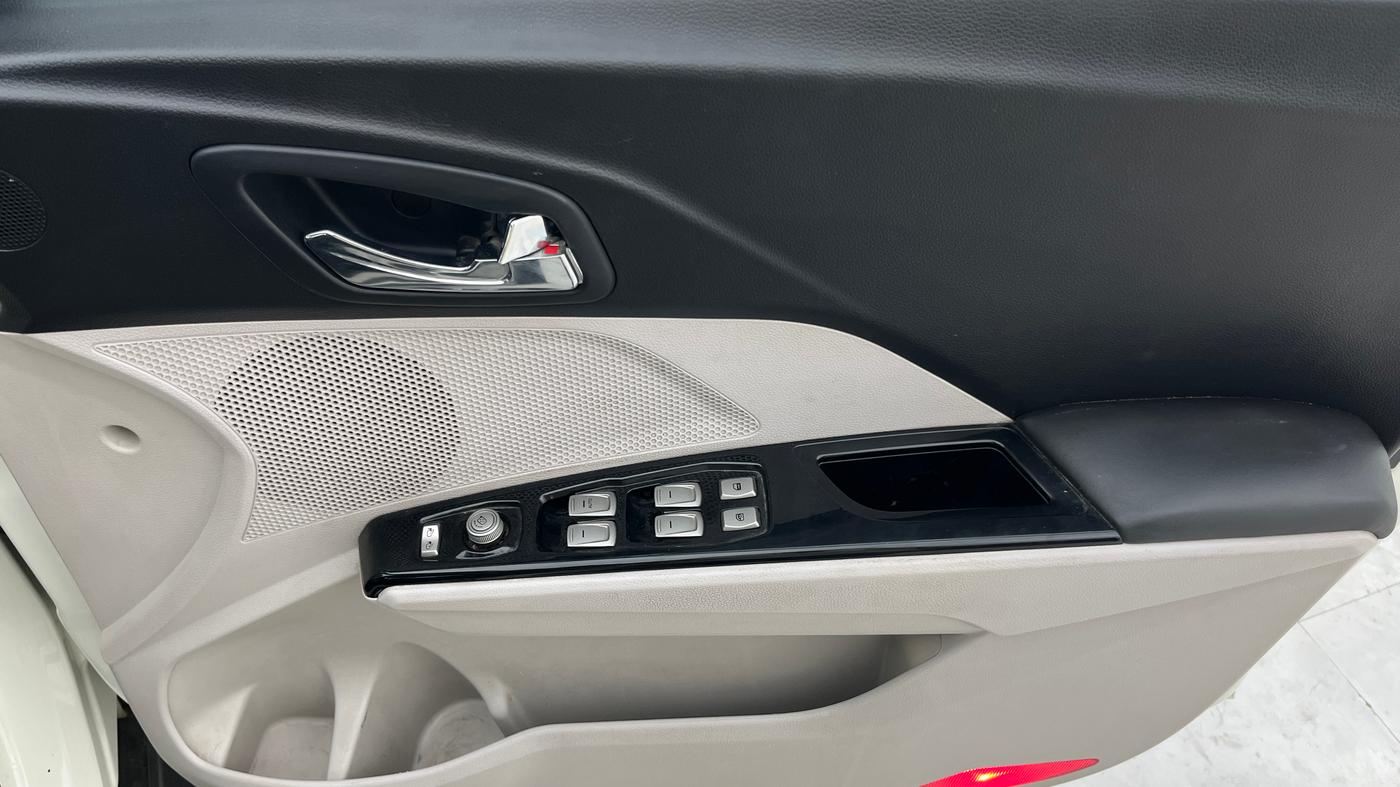 2021 Mahindra XUV300 W8 1.2 PETROL, Petrol, Manual, 44,374 km, Driver Side Door Panels Control