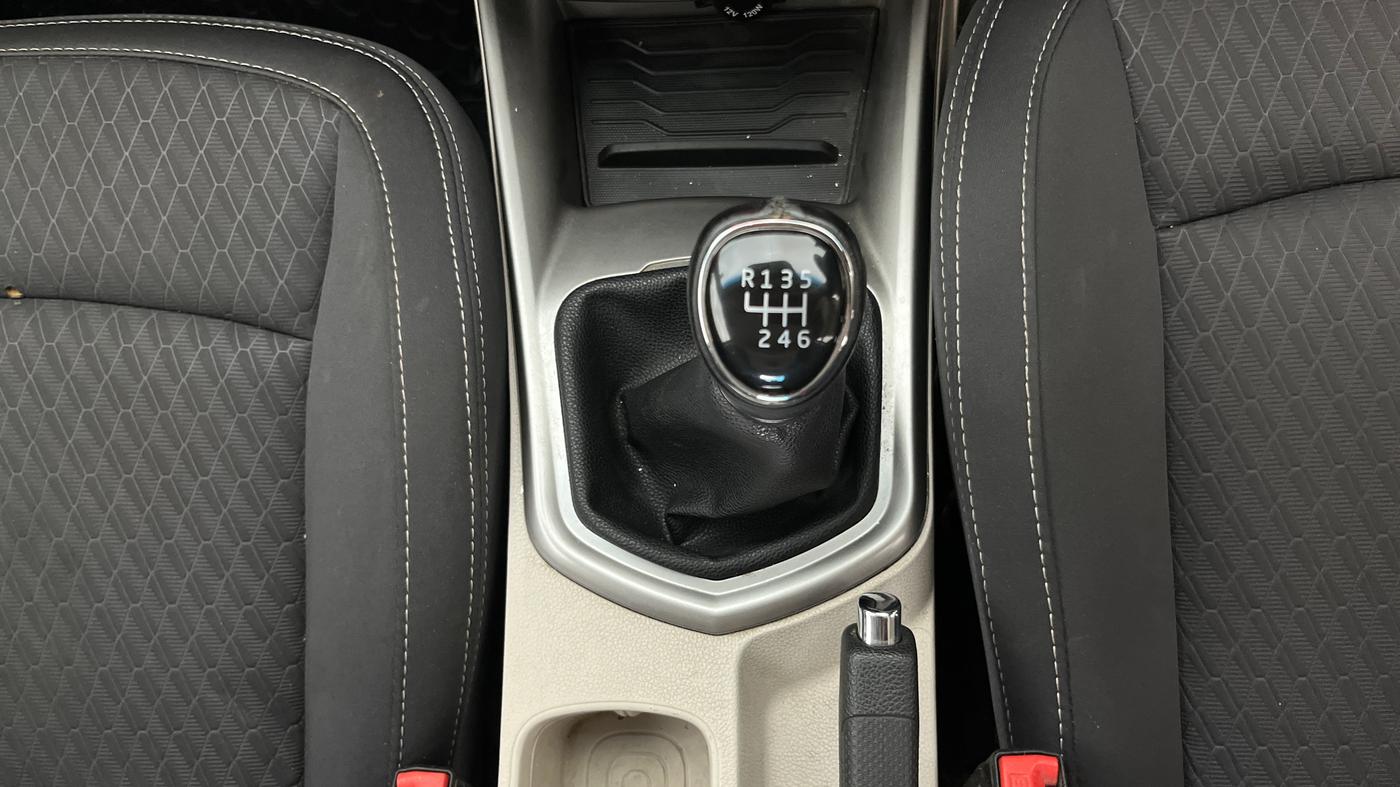 2021 Mahindra XUV300 W8 1.2 PETROL, Petrol, Manual, 44,374 km, Gear Lever