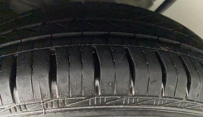 2017 Hyundai Eon MAGNA + AIRBAG, Petrol, Manual, 14,654 km, Left Rear Tyre Tread